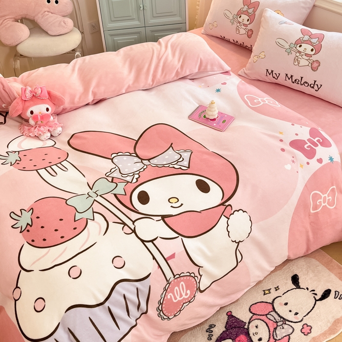 91家纺网 家纺一手货源 找家纺 金爱家 2025新款正版三丽鸥授权大版卡通平网数码印花加厚高克重牛奶绒系列四件套-第一批 绒大版-R草莓蛋糕美乐蒂