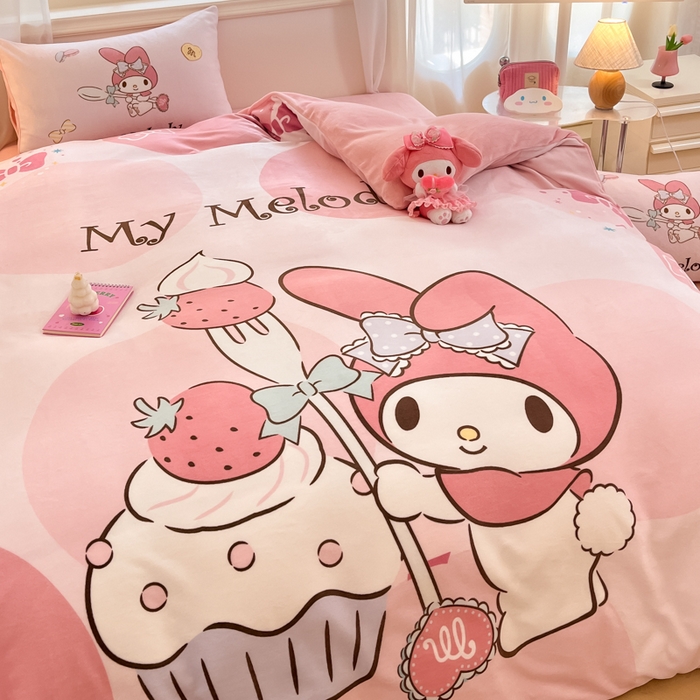 91家纺网 家纺一手货源 找家纺 金爱家 2025新款正版三丽鸥授权大版卡通平网数码印花加厚高克重牛奶绒系列四件套-第一批 绒大版-R草莓蛋糕美乐蒂