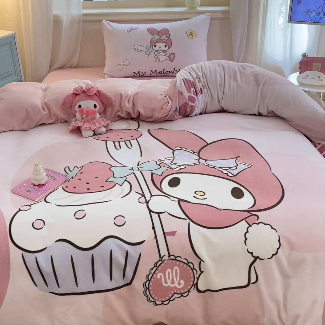 91家纺网 家纺一手货源 找家纺 金爱家 2025新款正版三丽鸥授权大版卡通平网数码印花加厚高克重牛奶绒系列四件套-第一批 绒大版-R草莓蛋糕美乐蒂