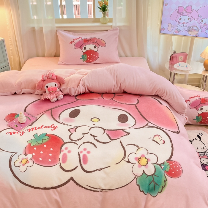 91家纺网 家纺一手货源 找家纺 金爱家 2025新款正版三丽鸥授权大版卡通平网数码印花加厚高克重牛奶绒系列四件套-第一批 绒大版-R草莓果汁美乐蒂