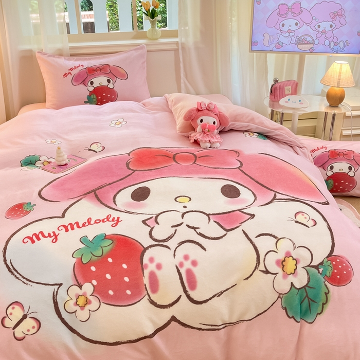 91家纺网 家纺一手货源 找家纺 金爱家 2025新款正版三丽鸥授权大版卡通平网数码印花加厚高克重牛奶绒系列四件套-第一批 绒大版-R草莓果汁美乐蒂