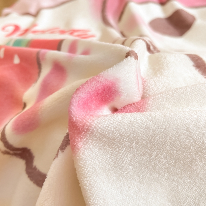 91家纺网 家纺一手货源 找家纺 金爱家 2025新款正版三丽鸥授权大版卡通平网数码印花加厚高克重牛奶绒系列四件套-第一批 绒大版-R草莓果汁美乐蒂