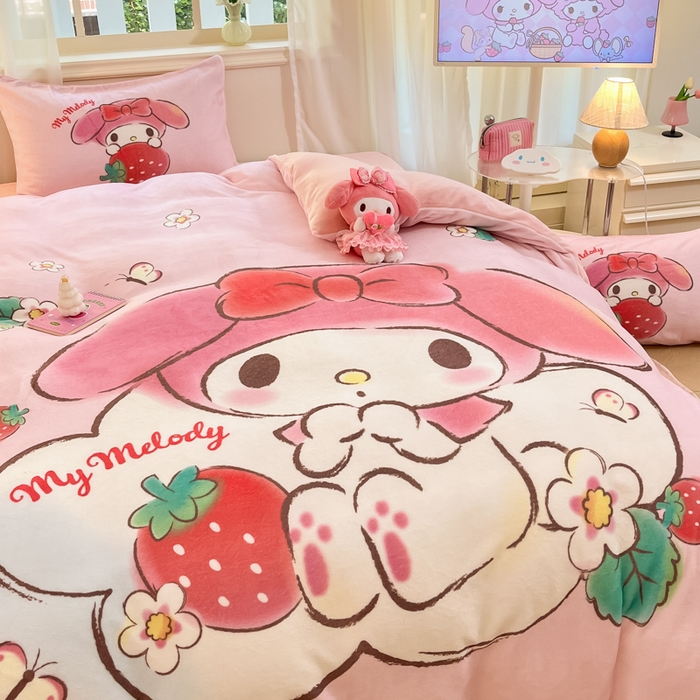 91家纺网 家纺一手货源 找家纺 金爱家 2025新款正版三丽鸥授权大版卡通平网数码印花加厚高克重牛奶绒系列四件套-第一批 绒大版-R草莓果汁美乐蒂