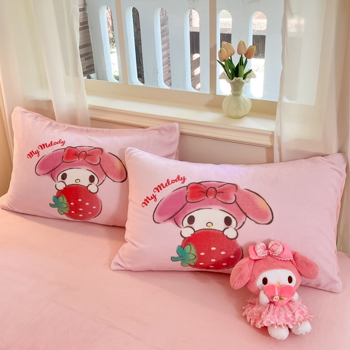 91家纺网 家纺一手货源 找家纺 金爱家 2025新款正版三丽鸥授权大版卡通平网数码印花加厚高克重牛奶绒系列四件套-第一批 绒大版-R草莓果汁美乐蒂