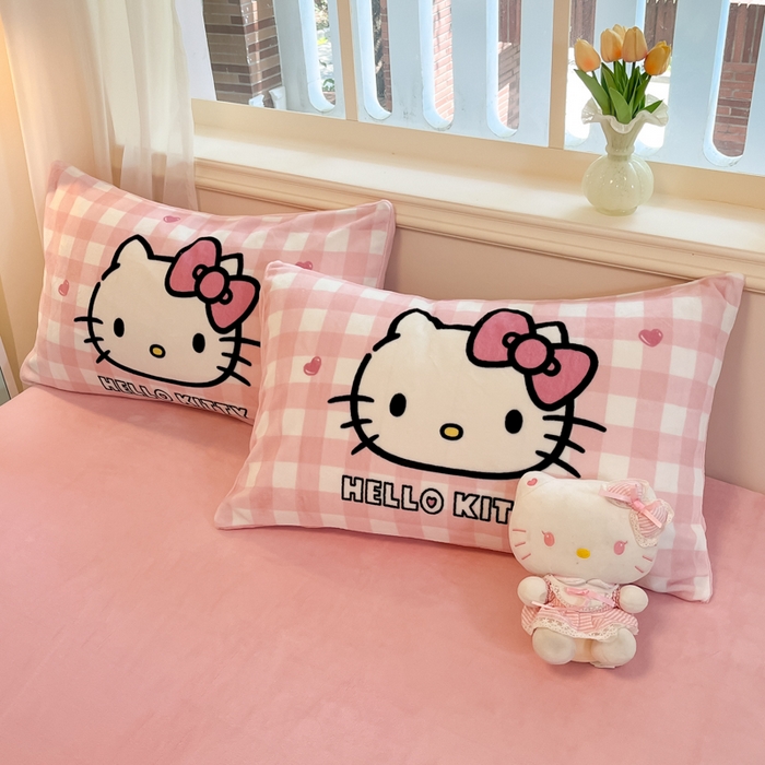 91家纺网 家纺一手货源 找家纺 金爱家 2025新款正版三丽鸥授权大版卡通平网数码印花加厚高克重牛奶绒系列四件套-第一批 绒大版-R粉格香香kitty