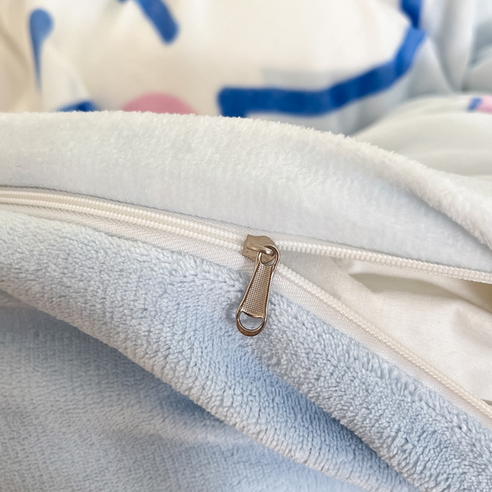 91家纺网 家纺一手货源 找家纺 金爱家 2025新款正版三丽鸥授权大版卡通平网数码印花加厚高克重牛奶绒系列四件套-第一批 绒大版-R开心大耳狗