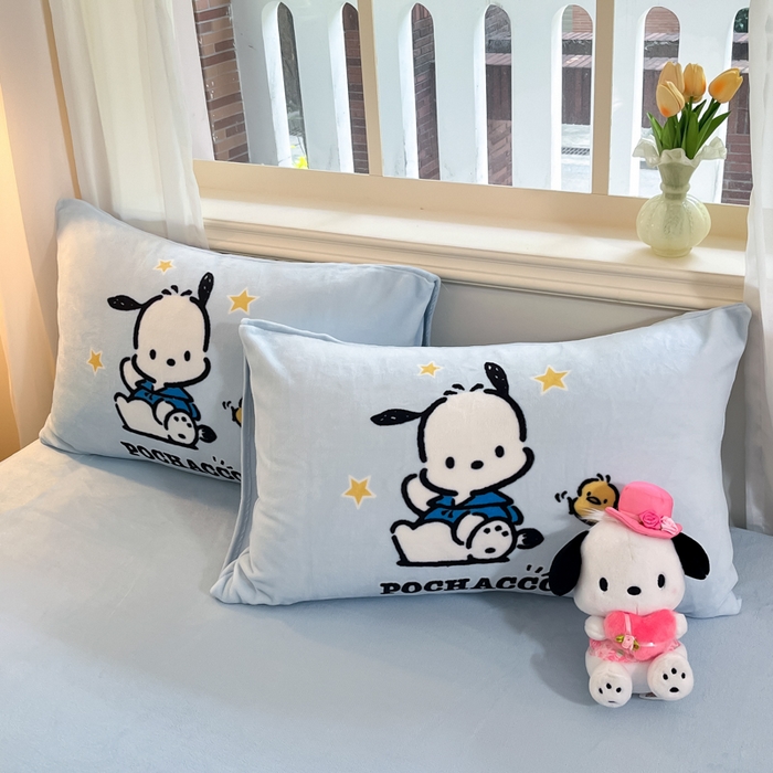 91家纺网 家纺一手货源 找家纺 金爱家 2025新款正版三丽鸥授权大版卡通平网数码印花加厚高克重牛奶绒系列四件套-第一批 绒大版-R可爱小鸡帕恰狗