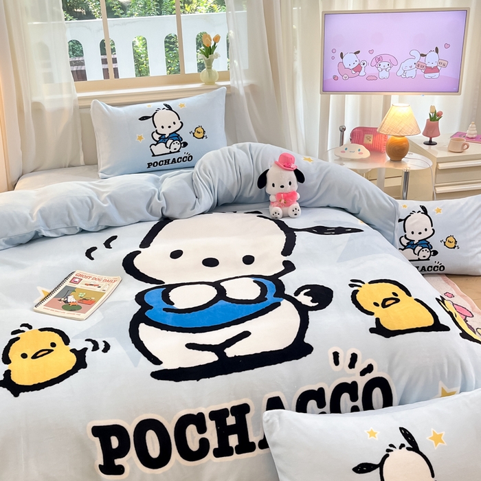 91家纺网 家纺一手货源 找家纺 金爱家 2025新款正版三丽鸥授权大版卡通平网数码印花加厚高克重牛奶绒系列四件套-第一批 绒大版-R可爱小鸡帕恰狗