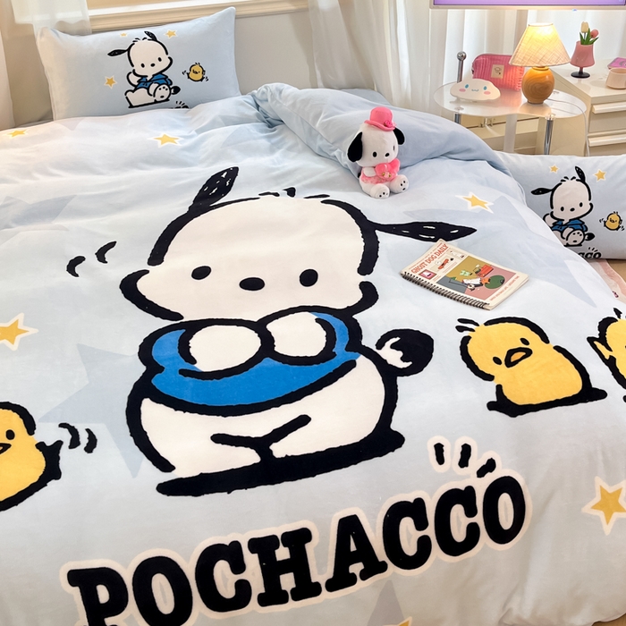 91家纺网 家纺一手货源 找家纺 金爱家 2025新款正版三丽鸥授权大版卡通平网数码印花加厚高克重牛奶绒系列四件套-第一批 绒大版-R可爱小鸡帕恰狗