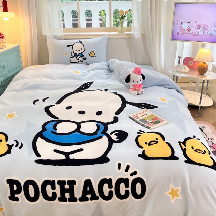 91家纺网 家纺一手货源 找家纺 金爱家 2025新款正版三丽鸥授权大版卡通平网数码印花加厚高克重牛奶绒系列四件套-第一批 绒大版-R可爱小鸡帕恰狗