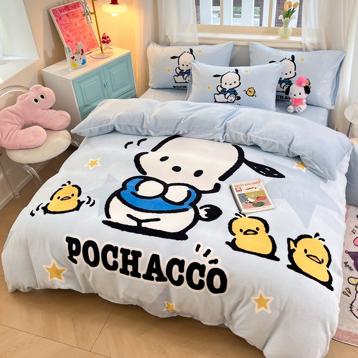 91家纺网 家纺一手货源 找家纺 金爱家 2025新款正版三丽鸥授权大版卡通平网数码印花加厚高克重牛奶绒系列四件套-第一批 绒大版-R可爱小鸡帕恰狗