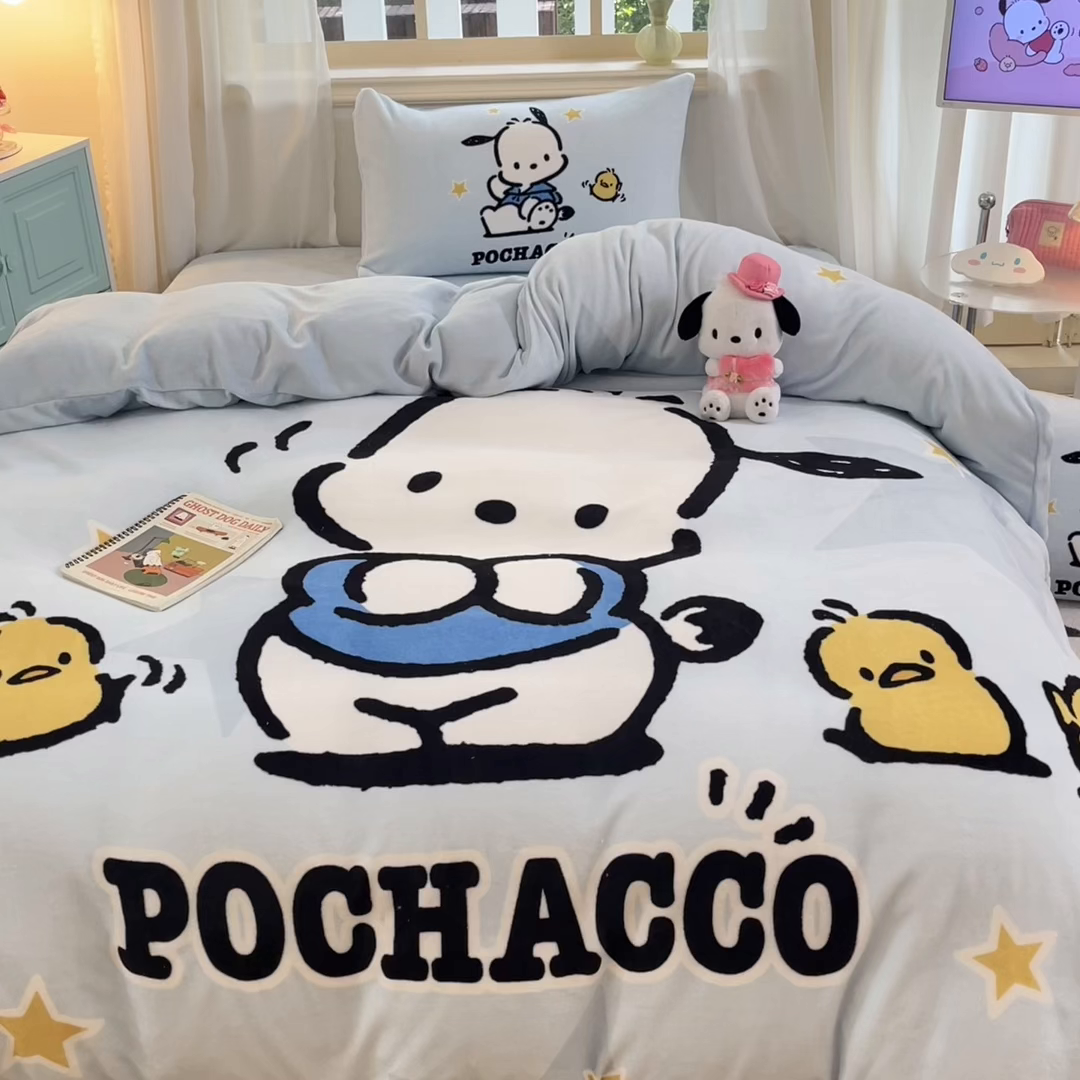 91家纺网 家纺一手货源 找家纺 金爱家 2025新款正版三丽鸥授权大版卡通平网数码印花加厚高克重牛奶绒系列四件套-第一批 绒大版-R可爱小鸡帕恰狗