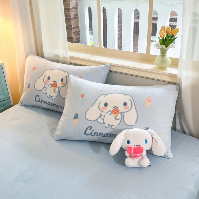 91家纺网 家纺一手货源 找家纺 金爱家 2025新款正版三丽鸥授权大版卡通平网数码印花加厚高克重牛奶绒系列四件套-第一批 绒大版-R蓝条冰淇淋大耳狗