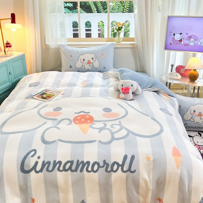 91家纺网 家纺一手货源 找家纺 金爱家 2025新款正版三丽鸥授权大版卡通平网数码印花加厚高克重牛奶绒系列四件套-第一批 绒大版-R蓝条冰淇淋大耳狗