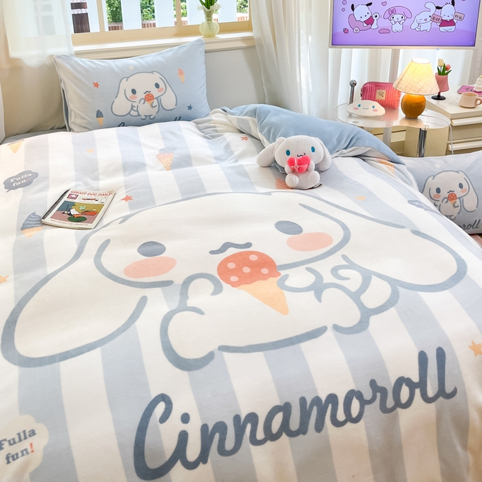 91家纺网 家纺一手货源 找家纺 金爱家 2025新款正版三丽鸥授权大版卡通平网数码印花加厚高克重牛奶绒系列四件套-第一批 绒大版-R蓝条冰淇淋大耳狗