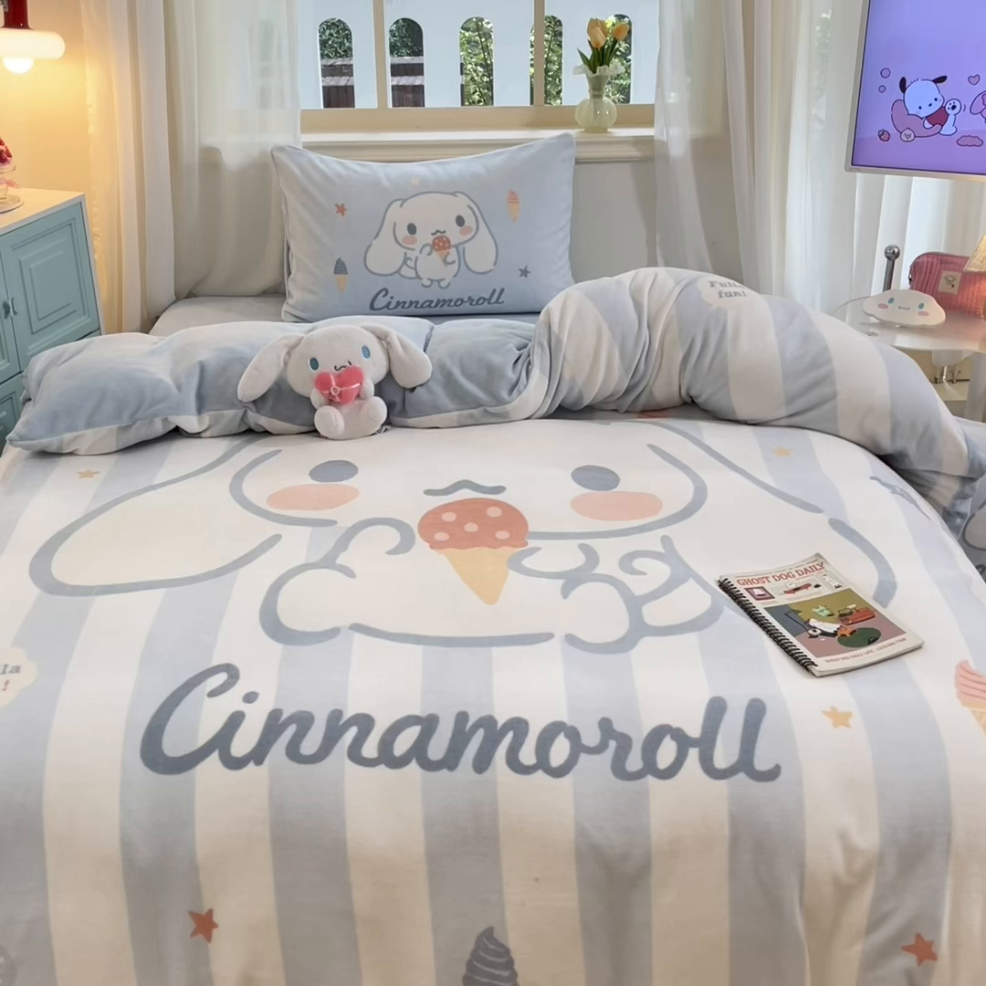 91家纺网 家纺一手货源 找家纺 金爱家 2025新款正版三丽鸥授权大版卡通平网数码印花加厚高克重牛奶绒系列四件套-第一批 绒大版-R蓝条冰淇淋大耳狗