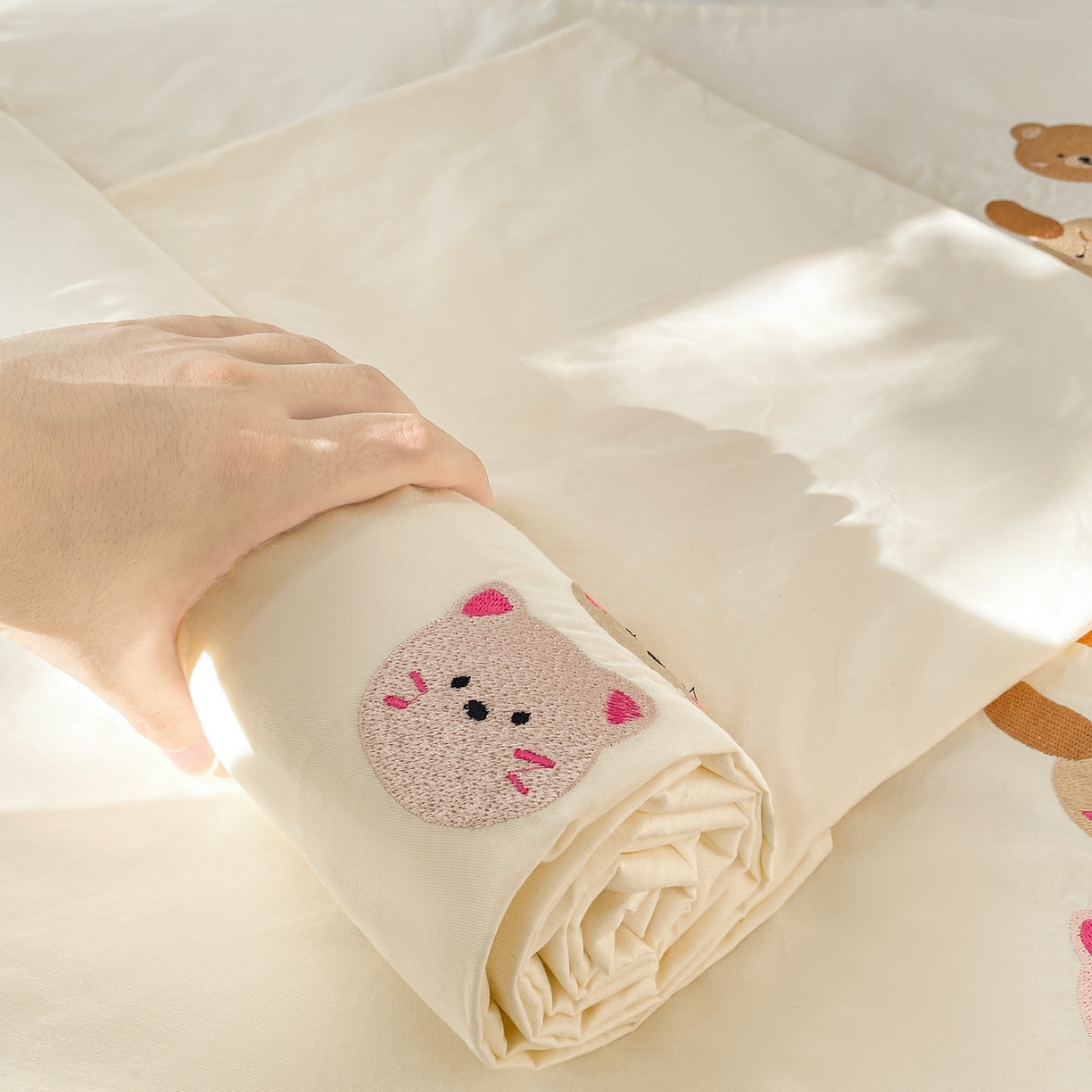 91家纺网 家纺一手货源 找家纺 灰鲸 2025新款全棉刺绣大床床单-懒懒小憩系列 懒懒小憩-白