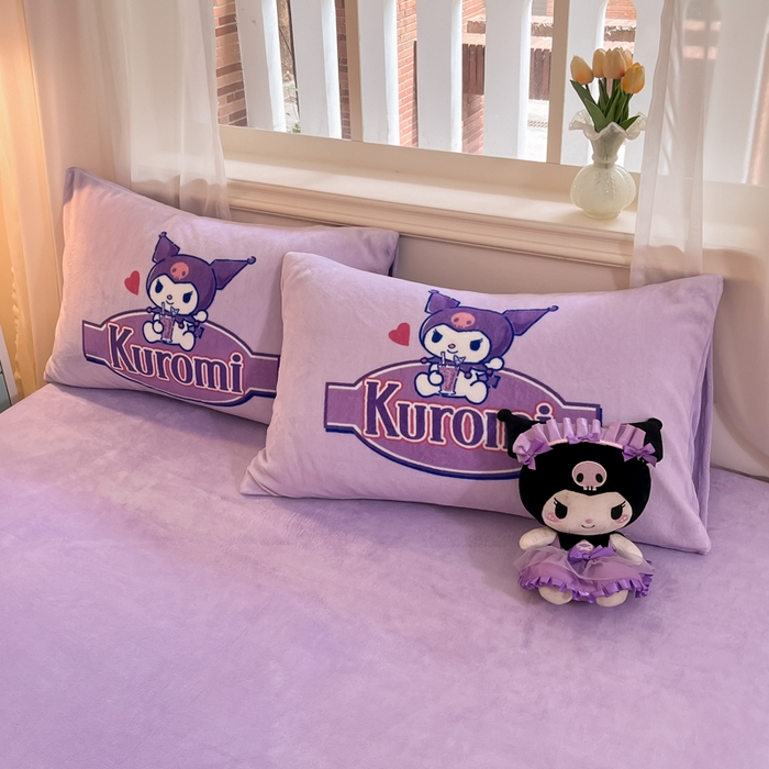 91家纺网 家纺一手货源 找家纺 金爱家 2025新款正版三丽鸥授权大版卡通平网数码印花加厚高克重牛奶绒系列四件套-第一批 绒大版-R乐趣库洛米