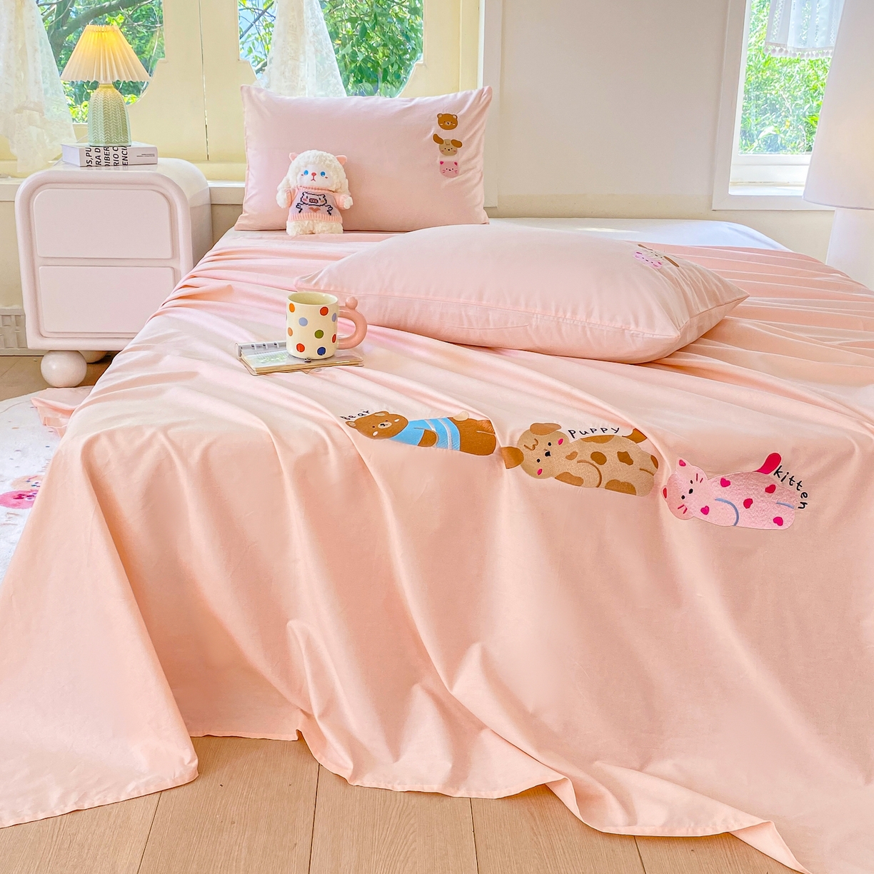 91家纺网 家纺一手货源 找家纺 灰鲸 2025新款全棉刺绣大床床单-懒懒小憩系列 懒懒小憩-粉