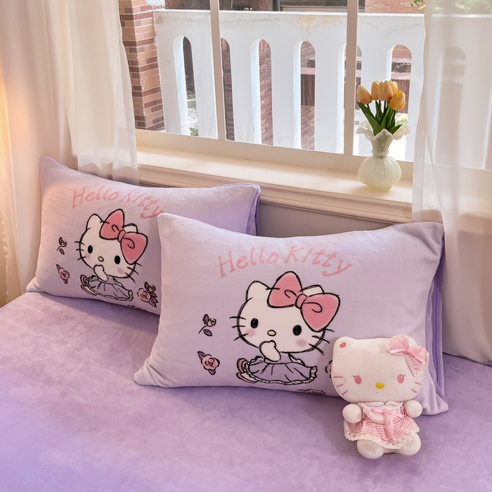 91家纺网 家纺一手货源 找家纺 金爱家 2025新款正版三丽鸥授权大版卡通平网数码印花加厚高克重牛奶绒系列四件套-第一批 绒大版-R玫瑰香水kitty