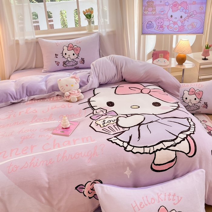 91家纺网 家纺一手货源 找家纺 金爱家 2025新款正版三丽鸥授权大版卡通平网数码印花加厚高克重牛奶绒系列四件套-第一批 绒大版-R玫瑰香水kitty