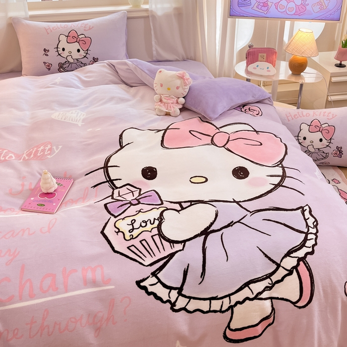 91家纺网 家纺一手货源 找家纺 金爱家 2025新款正版三丽鸥授权大版卡通平网数码印花加厚高克重牛奶绒系列四件套-第一批 绒大版-R玫瑰香水kitty