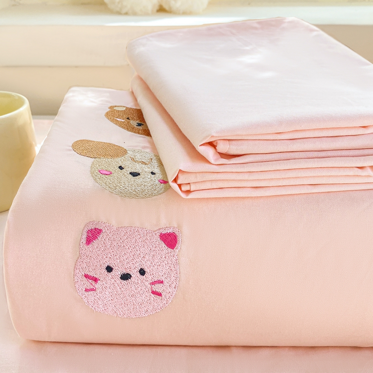 91家纺网 家纺一手货源 找家纺 灰鲸 2025新款全棉刺绣大床床单-懒懒小憩系列 懒懒小憩-粉