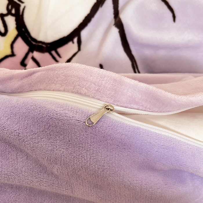 91家纺网 家纺一手货源 找家纺 金爱家 2025新款正版三丽鸥授权大版卡通平网数码印花加厚高克重牛奶绒系列四件套-第一批 绒大版-R玫瑰香水kitty