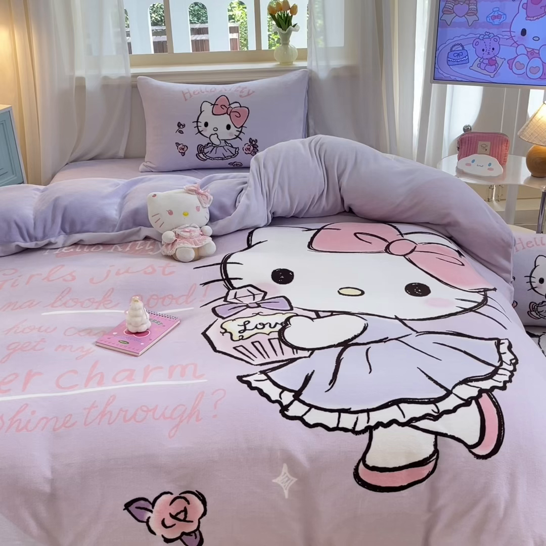 91家纺网 家纺一手货源 找家纺 金爱家 2025新款正版三丽鸥授权大版卡通平网数码印花加厚高克重牛奶绒系列四件套-第一批 绒大版-R玫瑰香水kitty
