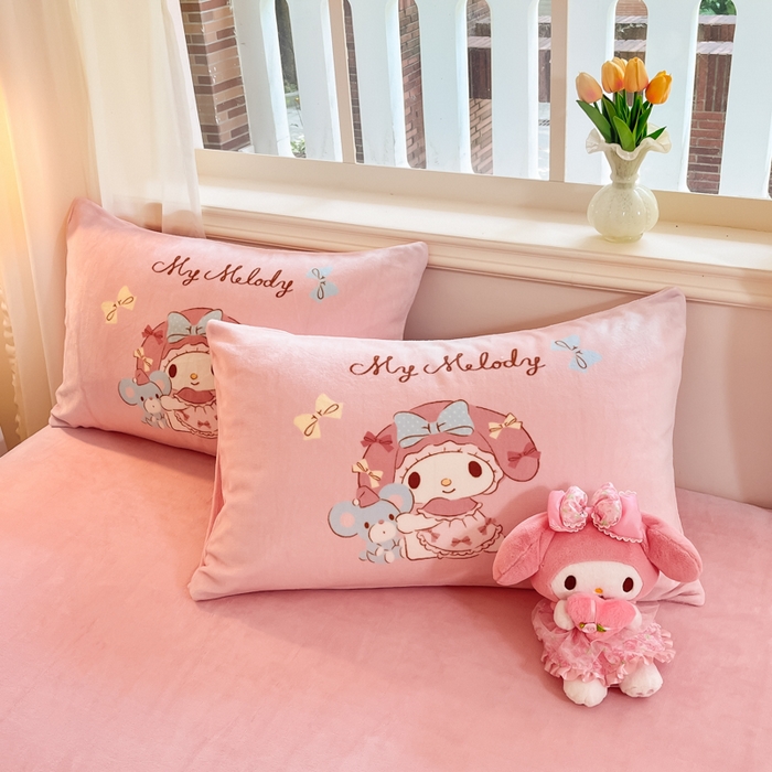 91家纺网 家纺一手货源 找家纺 金爱家 2025新款正版三丽鸥授权大版卡通平网数码印花加厚高克重牛奶绒系列四件套-第一批 绒大版-R美好美乐蒂