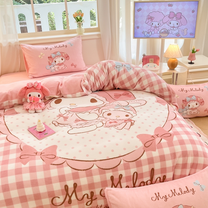 91家纺网 家纺一手货源 找家纺 金爱家 2025新款正版三丽鸥授权大版卡通平网数码印花加厚高克重牛奶绒系列四件套-第一批 绒大版-R美好美乐蒂