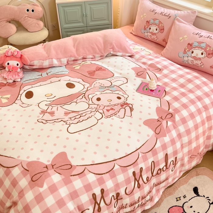 91家纺网 家纺一手货源 找家纺 金爱家 2025新款正版三丽鸥授权大版卡通平网数码印花加厚高克重牛奶绒系列四件套-第一批 绒大版-R美好美乐蒂