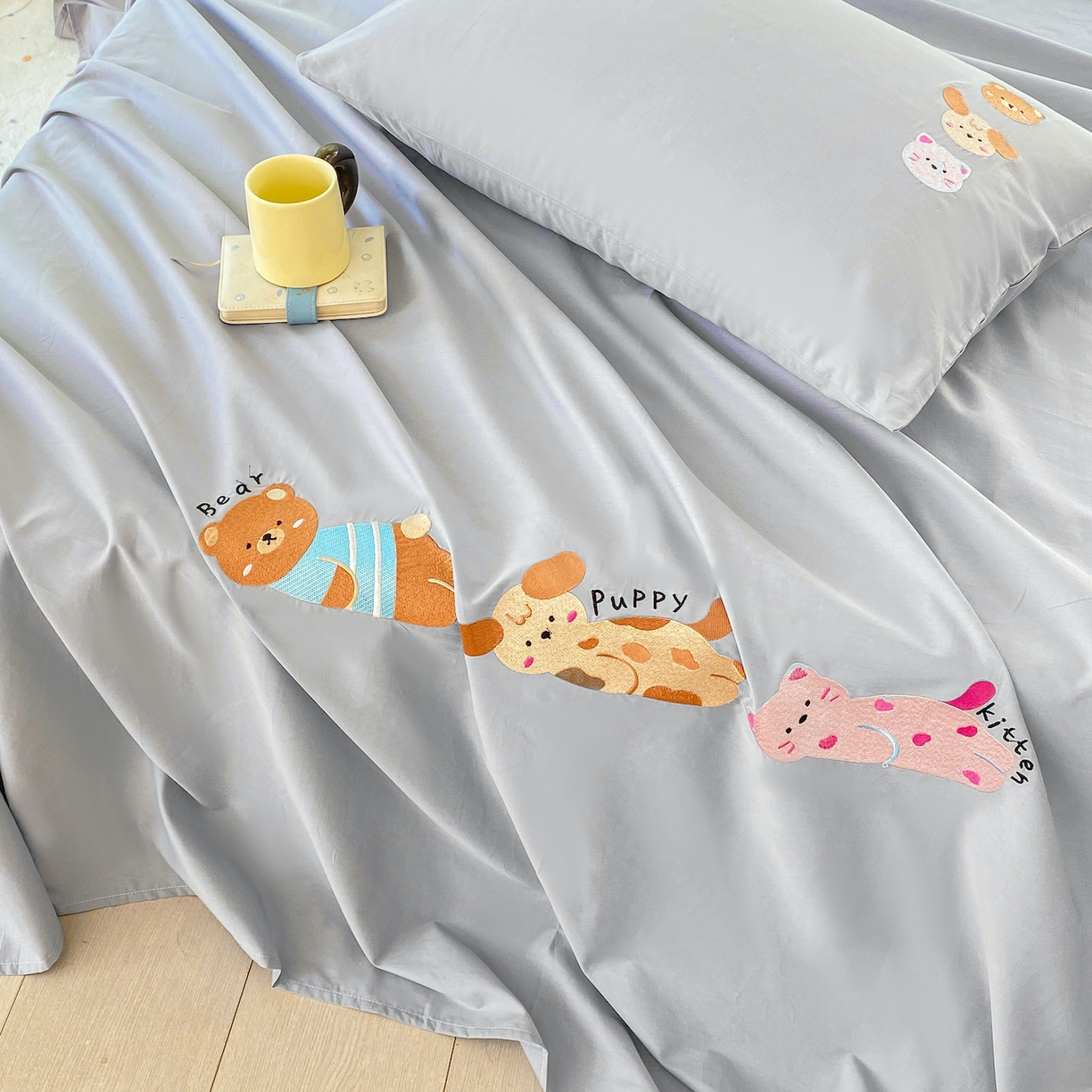 91家纺网 家纺一手货源 找家纺 灰鲸 2025新款全棉刺绣大床床单-懒懒小憩系列 懒懒小憩-灰