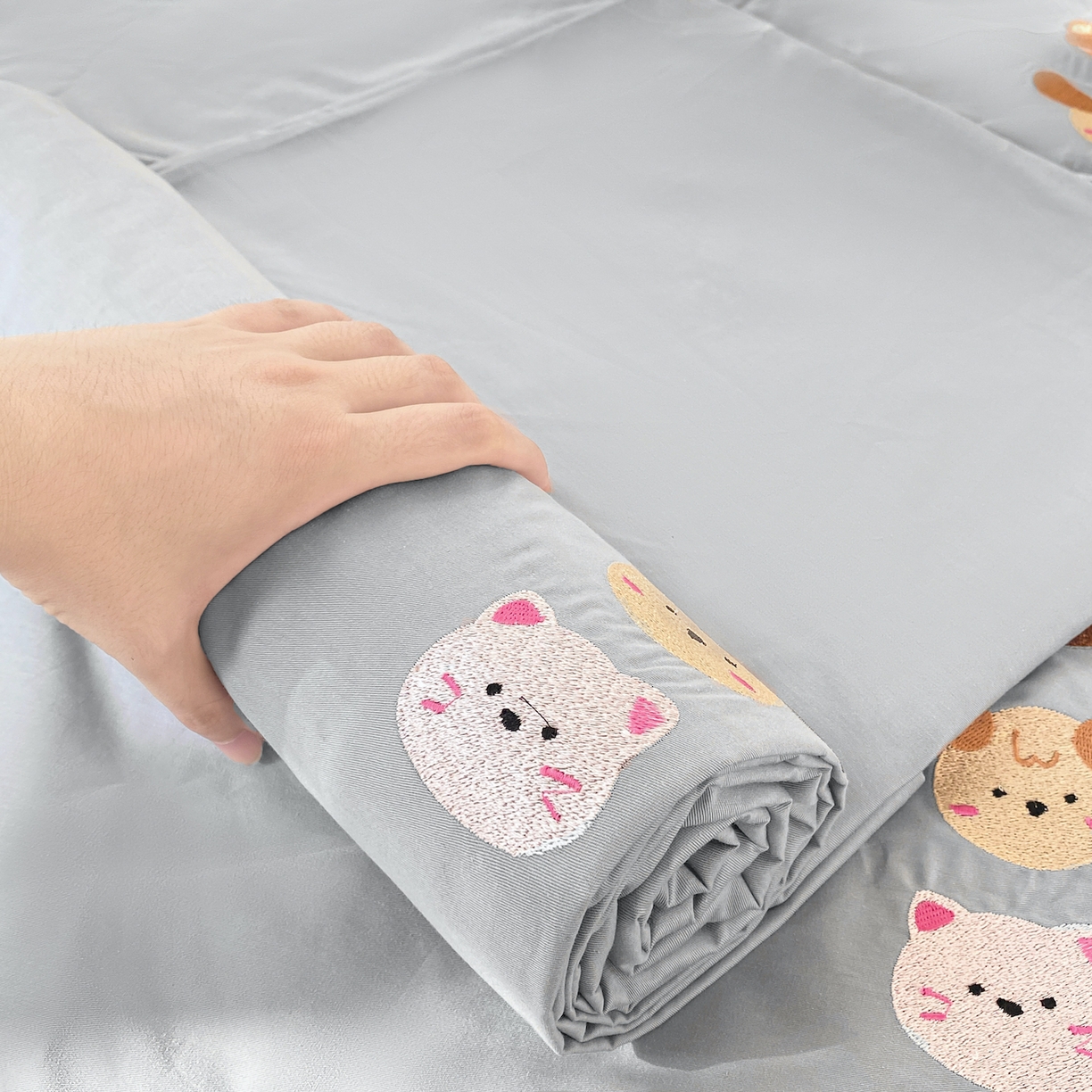 91家纺网 家纺一手货源 找家纺 灰鲸 2025新款全棉刺绣大床床单-懒懒小憩系列 懒懒小憩-灰