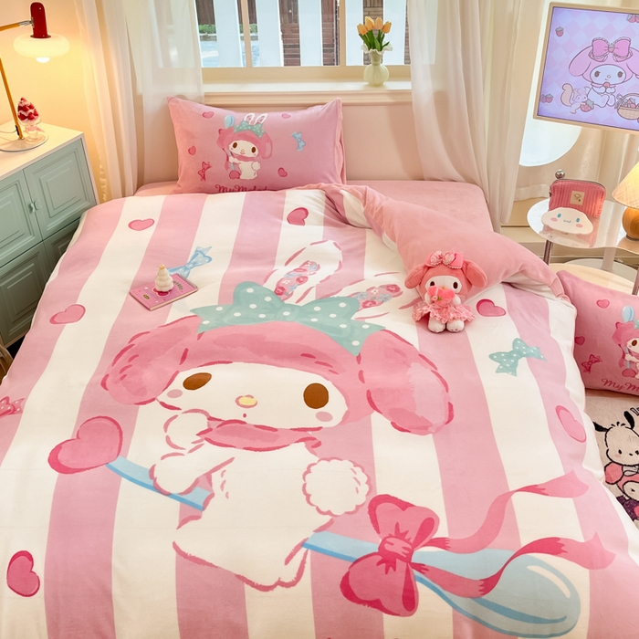 91家纺网 家纺一手货源 找家纺 金爱家 2025新款正版三丽鸥授权大版卡通平网数码印花加厚高克重牛奶绒系列四件套-第一批 绒大版-R魔法美乐蒂