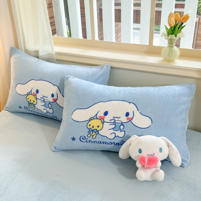 91家纺网 家纺一手货源 找家纺 金爱家 2025新款正版三丽鸥授权大版卡通平网数码印花加厚高克重牛奶绒系列四件套-第一批 绒大版-R汽水大耳狗