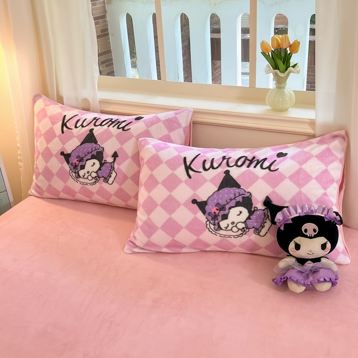 91家纺网 家纺一手货源 找家纺 金爱家 2025新款正版三丽鸥授权大版卡通平网数码印花加厚高克重牛奶绒系列四件套-第一批 绒大版-R亲亲库洛米