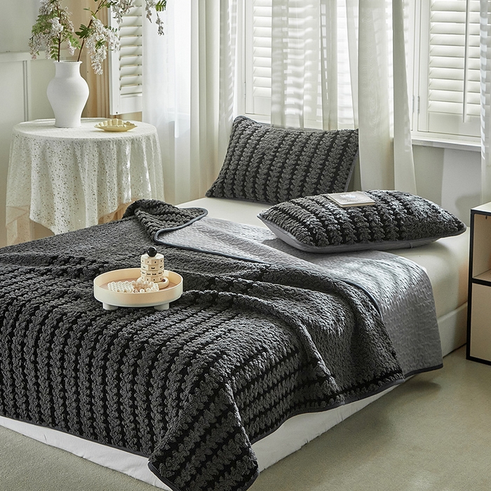 91家纺网 家纺一手货源 找家纺 温宁家纺 2025新款步步高床盖三件套 床盖-步步高复古灰