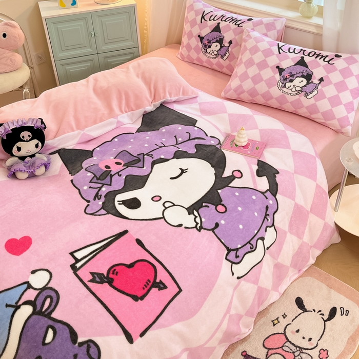 91家纺网 家纺一手货源 找家纺 金爱家 2025新款正版三丽鸥授权大版卡通平网数码印花加厚高克重牛奶绒系列四件套-第一批 绒大版-R亲亲库洛米