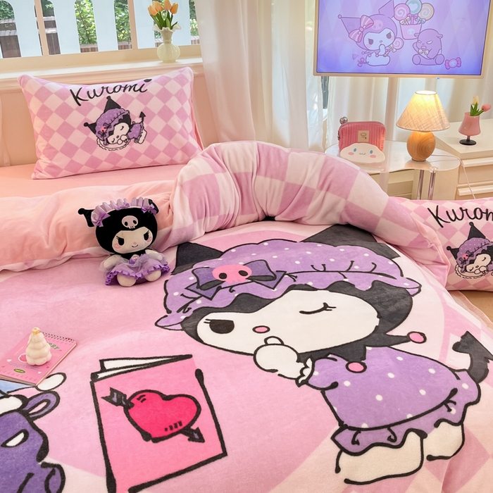 91家纺网 家纺一手货源 找家纺 金爱家 2025新款正版三丽鸥授权大版卡通平网数码印花加厚高克重牛奶绒系列四件套-第一批 绒大版-R亲亲库洛米