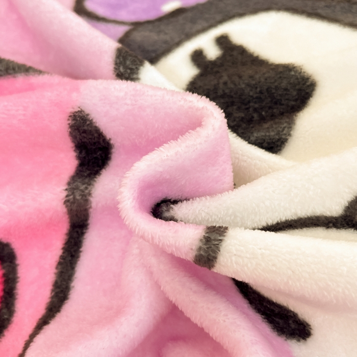 91家纺网 家纺一手货源 找家纺 金爱家 2025新款正版三丽鸥授权大版卡通平网数码印花加厚高克重牛奶绒系列四件套-第一批 绒大版-R亲亲库洛米