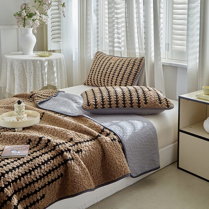 91家纺网 家纺一手货源 找家纺 温宁家纺 2025新款步步高床盖三件套 床盖-步步高咖色