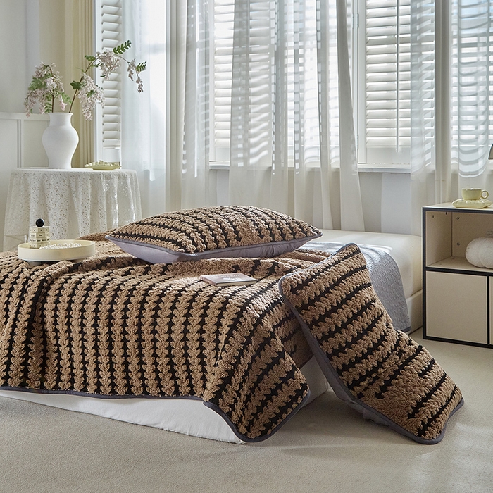 91家纺网 家纺一手货源 找家纺 温宁家纺 2025新款步步高床盖三件套 床盖-步步高咖色