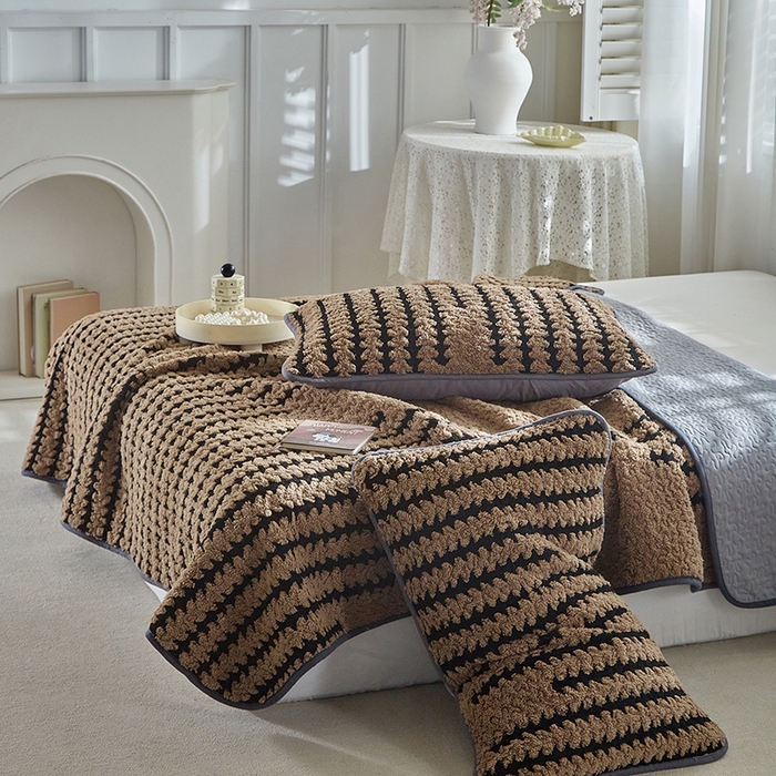 91家纺网 家纺一手货源 找家纺 温宁家纺 2025新款步步高床盖三件套 床盖-步步高咖色