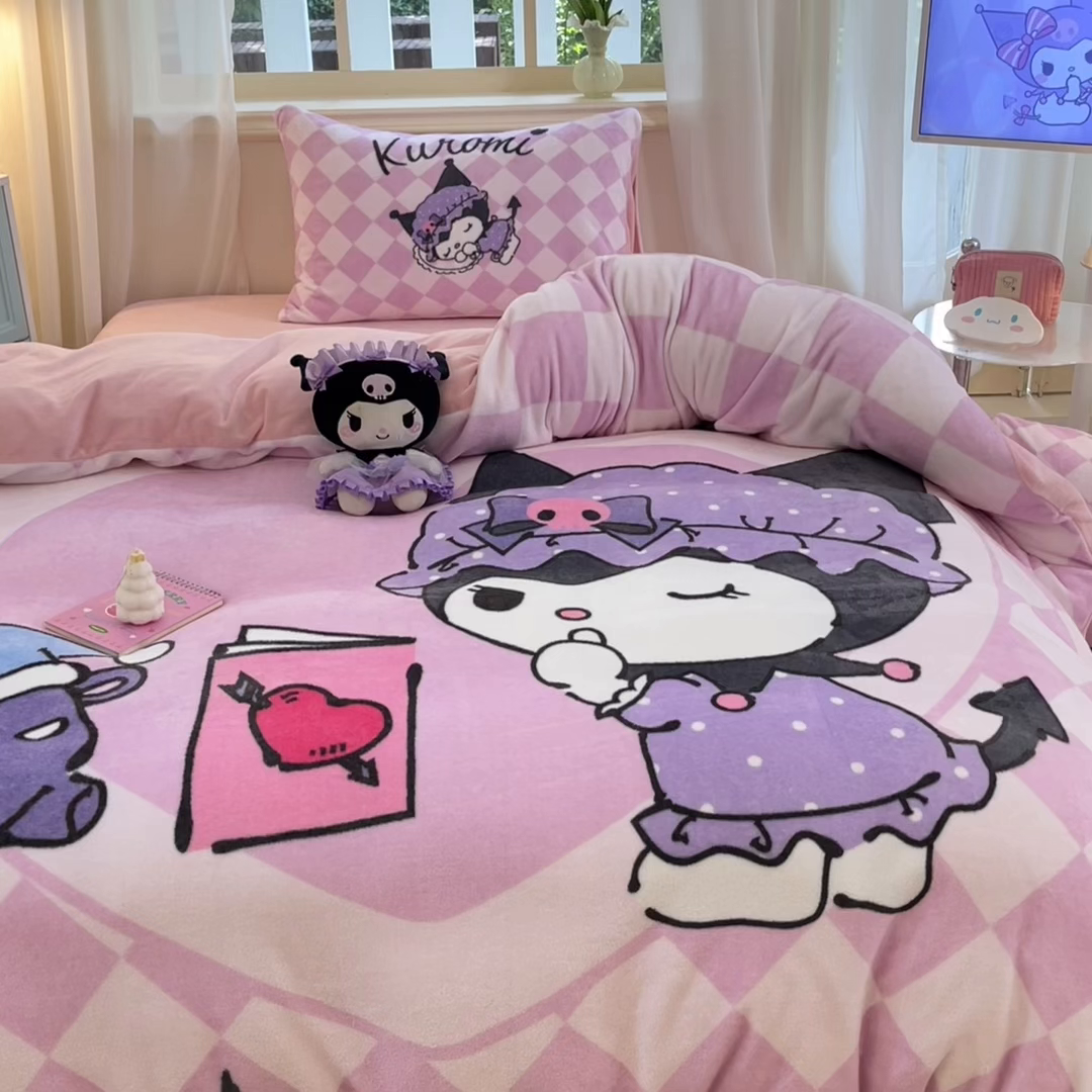 91家纺网 家纺一手货源 找家纺 金爱家 2025新款正版三丽鸥授权大版卡通平网数码印花加厚高克重牛奶绒系列四件套-第一批 绒大版-R亲亲库洛米