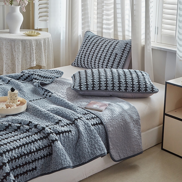 91家纺网 家纺一手货源 找家纺 温宁家纺 2025新款步步高床盖三件套 床盖-步步高雾蓝