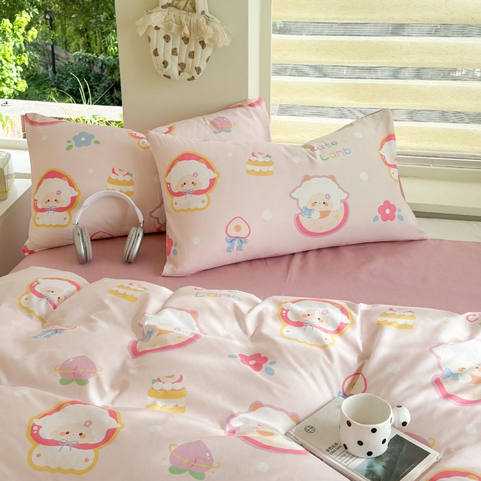 91家纺网 家纺一手货源 找家纺 可可家纺 2025新款印花卡通芦荟棉四件套亲肤床单被套三件套 蜜桃小羊