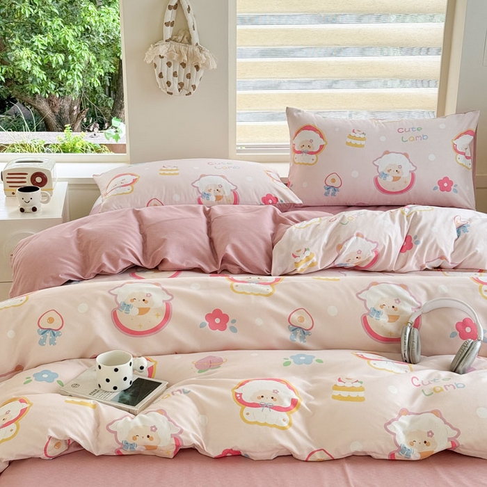 91家纺网 家纺一手货源 找家纺 可可家纺 2025新款印花卡通芦荟棉四件套亲肤床单被套三件套 蜜桃小羊