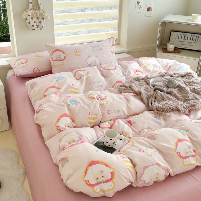 91家纺网 家纺一手货源 找家纺 可可家纺 2025新款印花卡通芦荟棉四件套亲肤床单被套三件套 蜜桃小羊