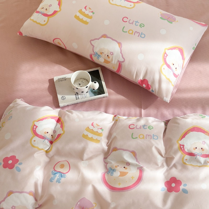 91家纺网 家纺一手货源 找家纺 可可家纺 2025新款印花卡通芦荟棉四件套亲肤床单被套三件套 蜜桃小羊